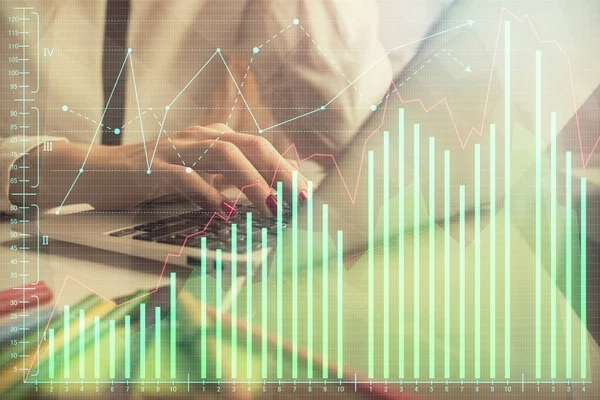 Doppelbelichtung von Frauenhänden beim Tippen auf Computer- und Finanzgrafik-Hologrammen. Aktienmarktanalysekonzept. — Stockfoto