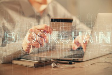 Elinde kredi kartı ve şifreli iş teması çizimi olan bir adamın çift pozu. Dijital engelleme zinciri ve E-ticaret kavramı.