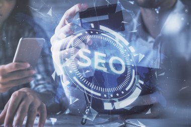 Bir kredi kartı ve SEO hologramı çizimi tutan kadın ve erkeğin online alışverişine iki kez maruz kalıyorlar. arama optimizasyonu E-ticaret ödeme çevrimiçi konsept.