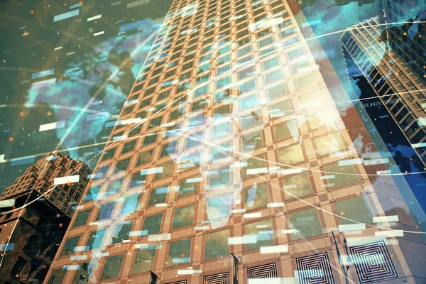 Veri temalı hologram gökdelenler arka planda çoklu pozlama ile şehir görünümüne çizim yapıyor. Büyük veri kavramı.