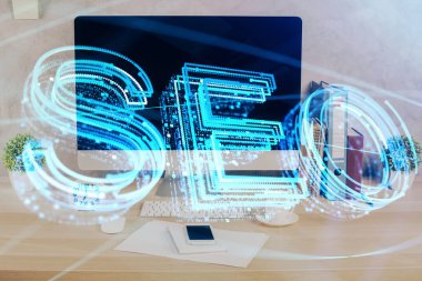 Bilgisayar ve seo çizim hologramı olan bir masanın çifte görüntüsü. Arama optimizasyon kavramı.