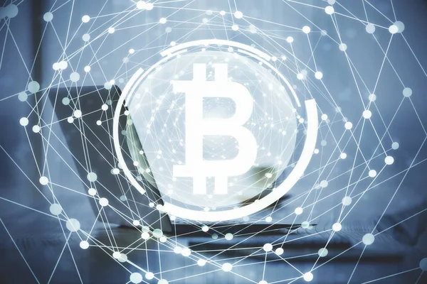 Engelleme zinciri ve kripto ekonomi temalı hologram ve bilgisayar geçmişi olan bir masa. Bitcoin kripto para kavramı.