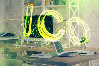 Blockchain temalı holograma ve bilgisayar arkaplanlı masaya çoklu maruz kalma. Bitcoin şifreleme para birimi kavramı.