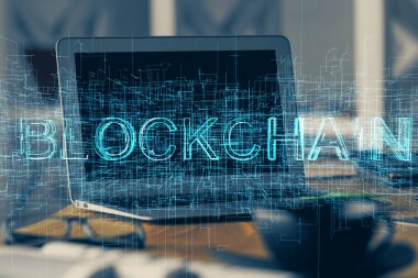 Blockchain temalı holograma ve bilgisayar arkaplanlı masaya çoklu maruz kalma. Bitcoin şifreleme para birimi kavramı.