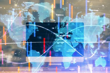 İş teması simgelerinin çoklu pozlandırılması ve bilgisayar geçmişi olan masa. Başarı kavramı.