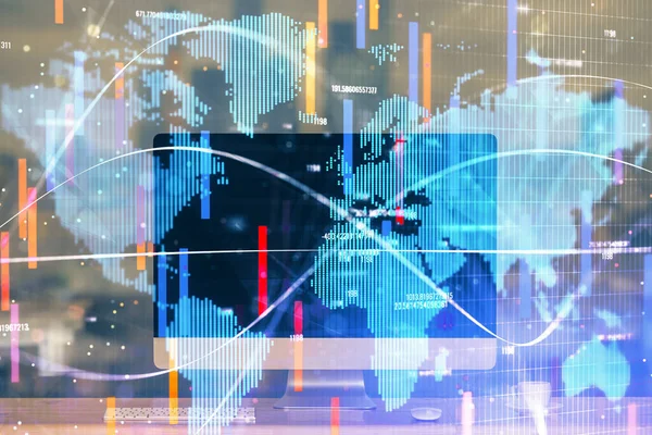 İş teması simgelerinin çoklu pozlandırılması ve bilgisayar geçmişi olan masa. Başarı kavramı.