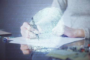 Mavi parmak izi hologramı, arka plan notları alan kadınların elleri üzerinde. Korunma kavramı. Çift pozlama