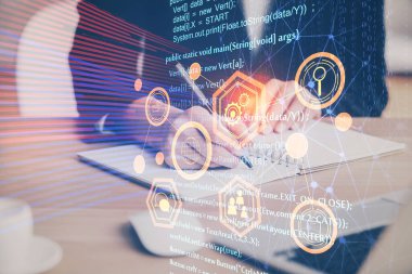 Önünde veri çözeltisi hologramı olan arka planda el yazısına çifte maruz kalma. Teknoloji konsepti. Kapat.