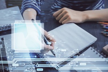 Dijital kodlama simgeleriyle notlar alan ellere çift pozlama. Bilgisayar öğrenme kavramı.