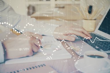 Teknoloji temalı dizüstü bilgisayarla çalışan bir iş adamı. Büyük veri kavramı. Çift pozlama.