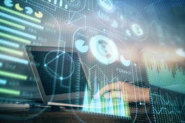 Teknoloji temalı dizüstü bilgisayarda çalışan bir adam. Büyük veri kavramı. Çift pozlama.