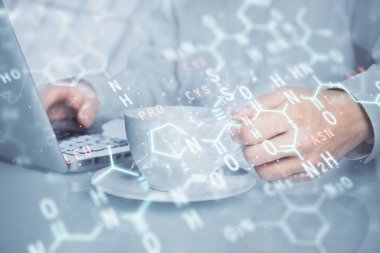 Bilimsel formül hologramı, arka planda bilgisayarla çalışan bir adam. Eğitim konsepti. Çift pozlama.