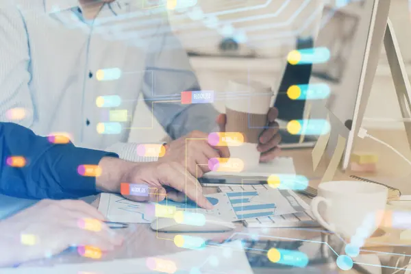 Doble exposición del holograma tecnológico con el hombre trabajando en el fondo de la computadora. Concepto de big data. —  Fotos de Stock