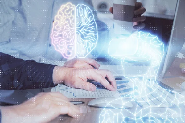Голограмма AR с человеком, работающим за компьютером на заднем плане. Концепция дополненной реальности. Двойное воздействие. — стоковое фото