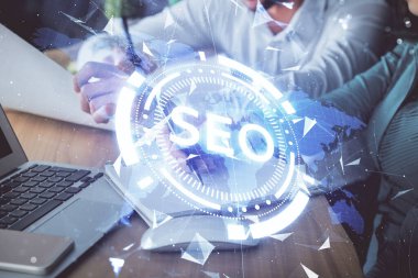 SEO 'nun arka planda not alan insanları iki kez çekmesi. Arama optimizasyonu kavramı