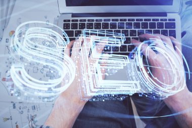 İnsan elinin bilgisayar klavyesini ve SEO hologram çizimlerini yazarken çoklu pozlama. Üst Manzara. Arama optimizasyon kavramı.