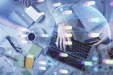 Kadın ve erkeğin birlikte çalışması ve veri temalı hologram çizimi. Bilgisayar arkaplanı. Üst Görünüm.