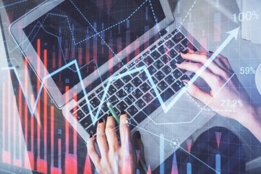 Bilgisayar ve ön x çizim hologramı üzerinde çalışan kadın elleri çift pozlama. Üst Manzara. Mali analiz kavramı.