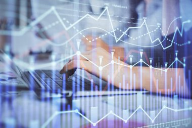 Bilgisayarda ve finansal grafik hologramında yazı yazan kadın ellerine çoklu maruz kalma. Borsa analizi kavramı.