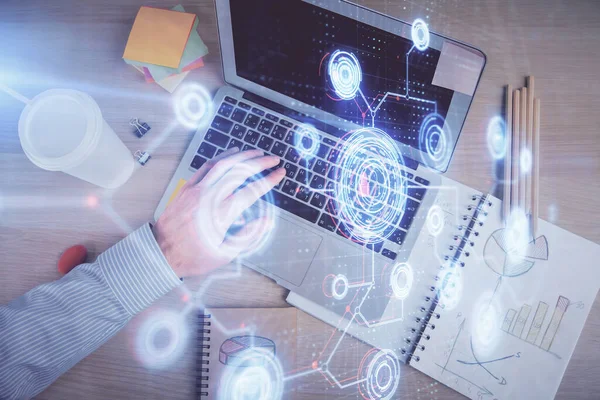 Erkeklerin ellerinin bilgisayar klavyesini ve veri temalı hologram çizimini yazarken çoklu pozlama. Üst Manzara. Teknoloji konsepti.