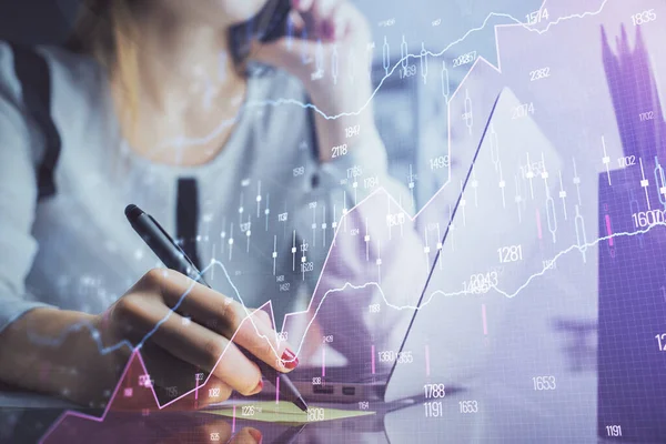 コンピュータと金融グラフのホログラム図面に入力する女性の手の二重露出。株式市場分析の概念. — ストック写真