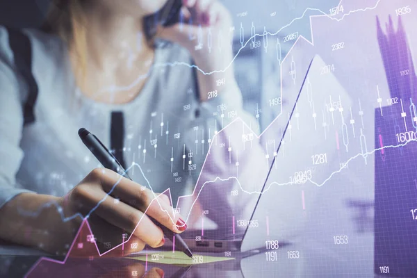 Doble exposición de las manos de la mujer escribiendo en el dibujo del holograma de la computadora y del gráfico financiero. Concepto de análisis bursátil. —  Fotos de Stock