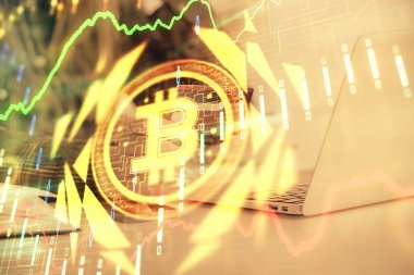Elinde kredi kartı ve kripto temalı bir çizimle internetten kadın alışverişine çok maruz kalmış. E-ticaret engelleme kavramı.