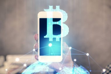 Erkeklerin el ele tutuşmalarının ve telefon ve kripto para birimi engelleme teması çiziminin iki kez görüntülenmesi.