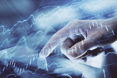 Erkeklerin el ele tutuşup dijital telefon ve forx grafik çizimleri kullanırken birden fazla pozlama. Finansal piyasa kavramı.