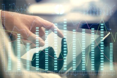 Bir adamın el ele tutuşup, telefon ve finansal çizim kullanırken birden fazla pozlama. Pazar analizi kavramı.