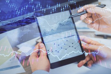 Bir adamın elini tutarken ve bir telefon ve finansal çizim kullanırken çift pozlama. Pazar analizi kavramı.