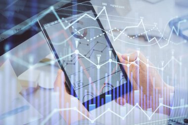 Bir adamın elini tutarken ve bir telefon ve finansal grafik çizimi kullanırken çift pozlama. Analiz kavramı.