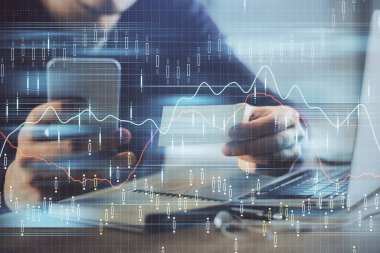 Bir adamın elini tutarken ve bir telefon ve finansal grafik çizimi kullanırken çift pozlama. Analiz kavramı.