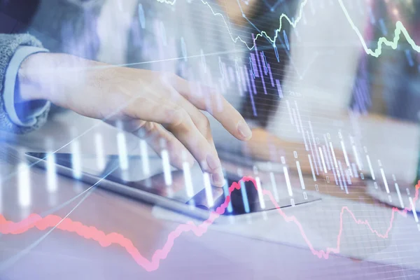 Dubbel exponering av forex diagram ritning och man och kvinna arbetar tillsammans hålla och använda en mobil enhet. Handelsbegrepp. — Stockfoto