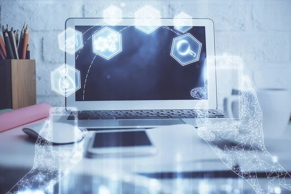 Bilgisayar, teknoloji temalı hologramla birlikte ofiste. Çifte maruziyet. Teknoloji kavramı.