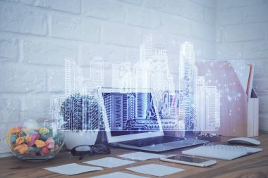 Ofisteki masaüstü bilgisayar geçmişi ve büyük kasaba binaları hologram çizimi. Çifte maruziyet. Akıllı şehir konsepti.