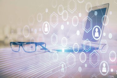 Sosyal ağ tema simgesi olan masaüstü bilgisayarı. Çoklu maruz kalma. Uluslararası bağlantılar kavramı.