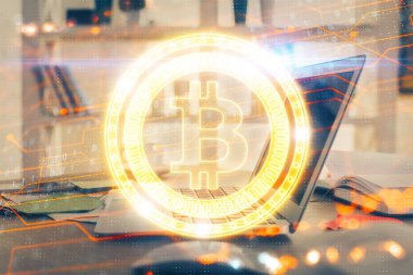 Blockchain temalı holograma ve bilgisayar arkaplanlı masaya çoklu maruz kalma. Bitcoin şifreleme para birimi kavramı.