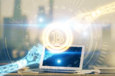 Blockchain temalı holograma ve bilgisayar arkaplanlı masaya çoklu maruz kalma. Bitcoin şifreleme para birimi kavramı.