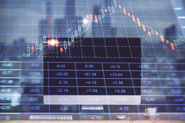 Borsa grafiği ve bilgisayar geçmişi olan tablolar. Çoklu maruz kalma. Mali analiz kavramı.