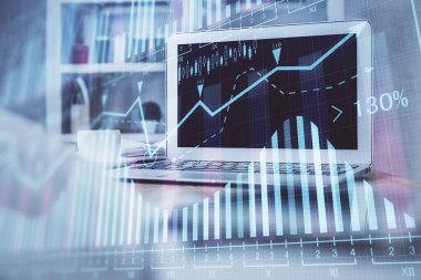Finansal pazar grafiği hologramı ve kişisel bilgisayar arka planda. Çoklu maruz kalma. Önx kavramı.