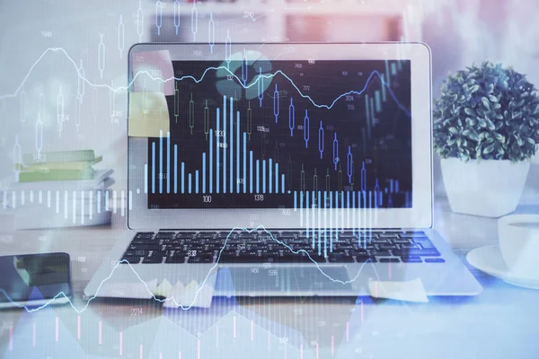 Zeichnung von Finanzdiagrammen und Tabelle mit Computer im Hintergrund. Doppelbelichtung. Konzept der internationalen Märkte. — Stockfoto