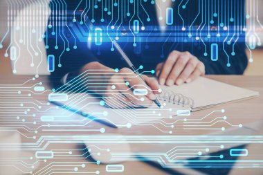 Önünde veri çözeltisi hologramı olan arka planda el yazısına çifte maruz kalma. Teknoloji konsepti. Kapat.