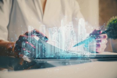 Not defterine el yazısının üzerini çiziyor. Akıllı ev kavramı. Çoklu pozlama