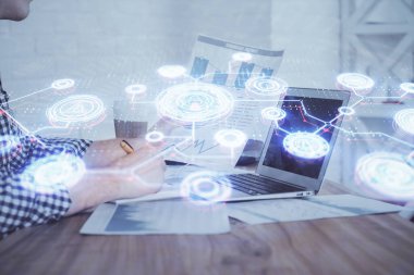 Sosyal ağ temalı hologramda iş adamı arka planda bilgisayar üzerinde çalışıyor. Dünya çapında ağ kavramı. Çoklu pozlama.