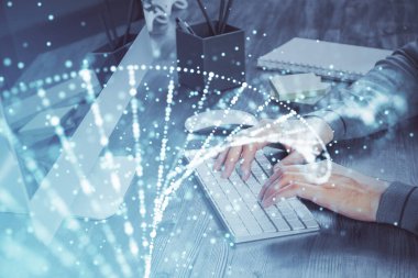 DNA hologramı ve iş adamı arka planda bilgisayar üzerinde çalışıyor. Biyomühendislik kavramı. Çift pozlama.