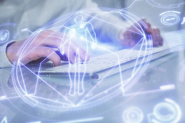 バックグラウンドでコンピュータに取り組んでいる男と科学のホログラム。勉強の概念。二重露光. — ストック写真