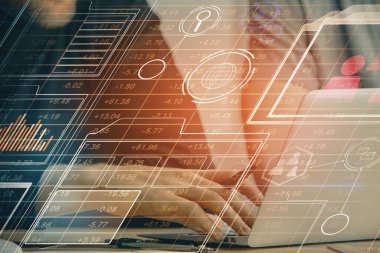 Veri temalı hologramın arka planda bilgisayar üzerinde çalışan bir adamla çoklu pozlandırılması. Yenilik kavramı.