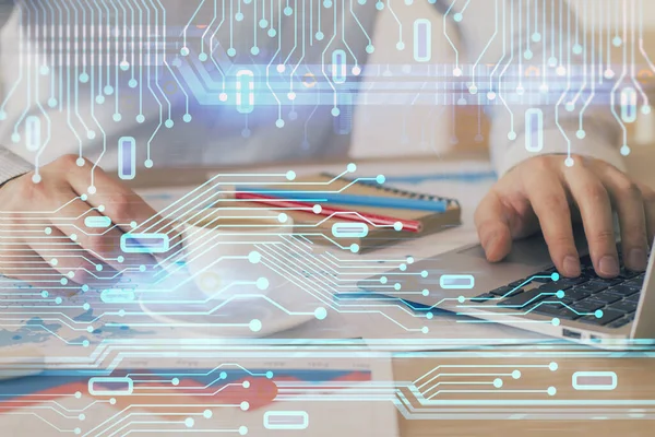 Veri temalı hologramın arka planda bilgisayarla çalışan bir adam tarafından çifte maruz bırakılması. Yenilik kavramı.
