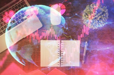 Masaüstü arkaplanındaki bilgisayarın üzerinde iş temalı hologram çizimleri. Üst Manzara. Çoklu maruz kalma. Uluslararası bağlantılar kavramı.